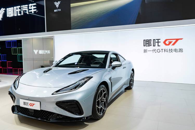 重庆82哪吒汽车在智能汽车领域的表现，领途汽车在新能源汽车市场中的影响力